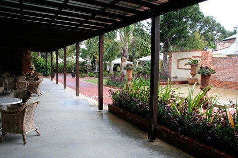 Rose & Crown Hotel - Accommodation Whitsundays 3