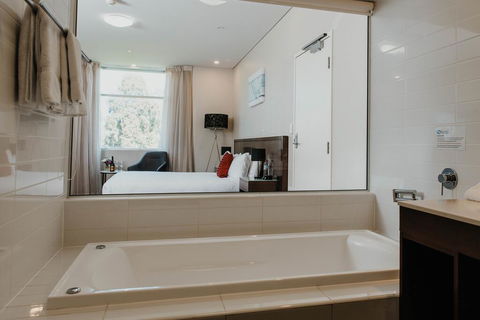 Sfera's Park Suites & Convention Centre - Accommodation Whitsundays 1
