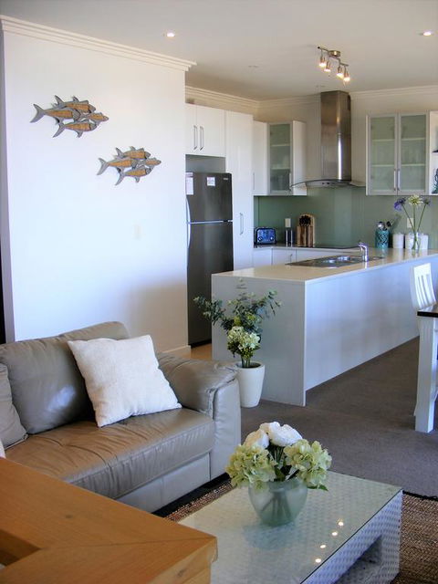 Shearwaters Apartment, Ocean Views - Accommodation Whitsundays 3