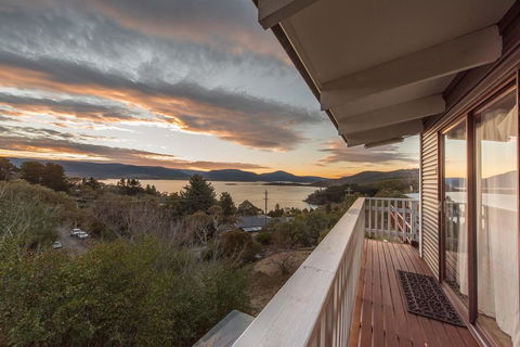 Snowview Units - Accommodation Whitsundays 0