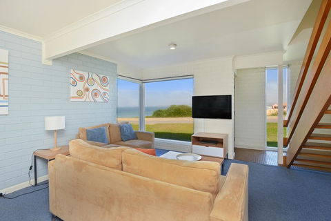 South Seas Beachfront Apartments - Accommodation Whitsundays 3