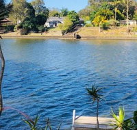 Spacious 2 Bedroom Beach Side Apartment - Close to shopping Centre with Coles Health Food Shop Sushi Pizza Cafes Hairdresse - Accommodation Whitsundays