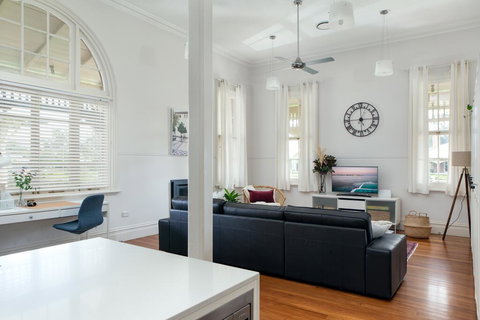 Spacious 2-bed, 2-bath Home With Parking And Balcony - Accommodation Whitsundays 0