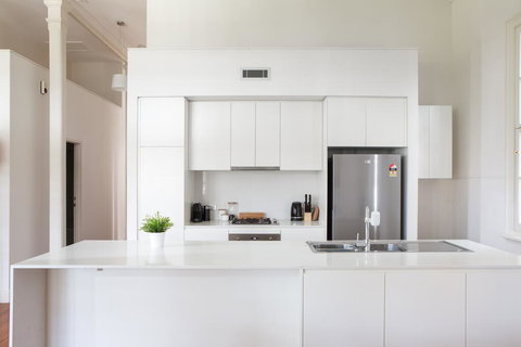 Spacious 2-bed, 2-bath Home With Parking And Balcony - Accommodation Whitsundays 3