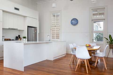 Spacious 2-bed, 2-bath Home With Parking And Balcony - Accommodation Whitsundays 1