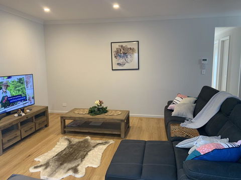 Spacious Rooms Home-Stay With Free Wifi - Accommodation Whitsundays 0