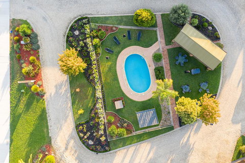 Statesman Motor Inn - Accommodation Whitsundays 1