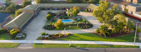 Statesman Motor Inn - Accommodation Whitsundays 0