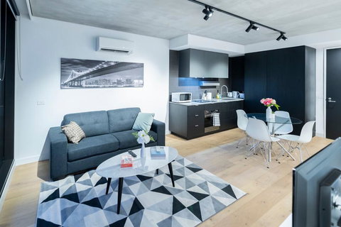 STAY&CO Docklands Drive - Accommodation Whitsundays 1