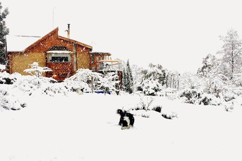 STUNNING HOME WITH AMAZING VIEWS - Just 20 Mins To The City And Only 10 To MONA! - Accommodation Whitsundays 0