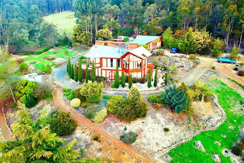 STUNNING HOME WITH AMAZING VIEWS - Just 20 Mins To The City And Only 10 To MONA! - Accommodation Whitsundays 2