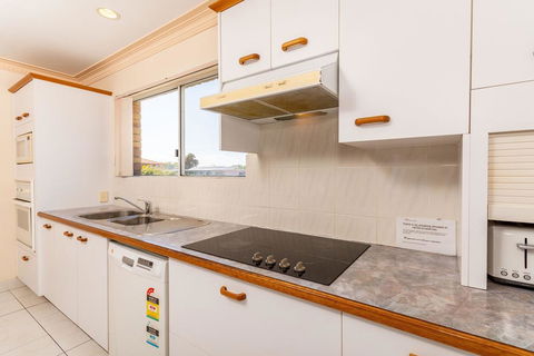 Stylish Unit Opposite Foreshore - Sylvan Beach Esp, Bellara - Accommodation Whitsundays 2