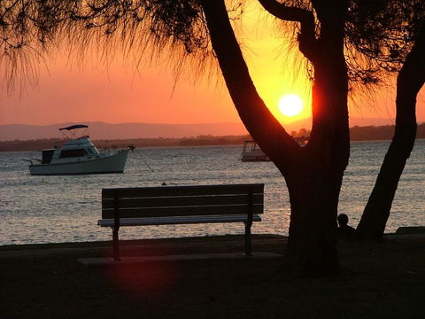 Stylish Unit Opposite Foreshore - Sylvan Beach Esp, Bellara - Accommodation Whitsundays 1