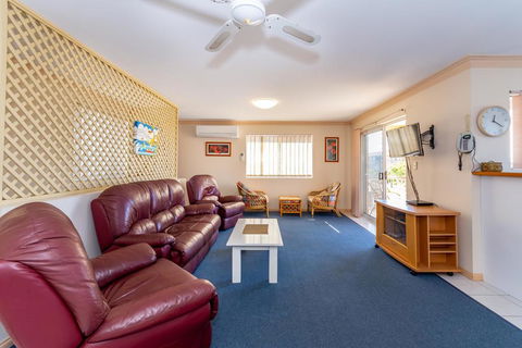 Stylish Unit Opposite Foreshore - Sylvan Beach Esp, Bellara - Accommodation Whitsundays 0