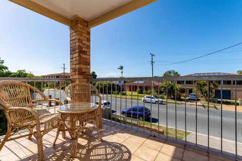 Stylish Unit Opposite Foreshore - Sylvan Beach Esp, Bellara - Accommodation Whitsundays 3