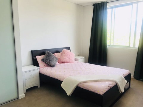 Sunset View 2 Bedroom Apt Next To Station - Accommodation Whitsundays 2