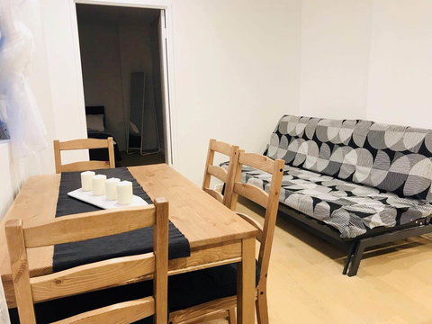 Sunset View 2 Bedroom Apt Next To Station - Accommodation Whitsundays 1