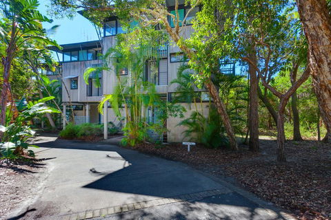 Surfside Beach House 17 - Rainbow Shores, Swimming Pool, 2 Minute Walk To Beach, Air Conditioning, Relax Here - Accommodation Whitsundays 0