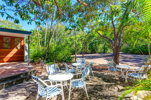 Surfside Beach House 17 - Rainbow Shores, Swimming Pool, 2 Minute Walk To Beach, Air Conditioning, Relax Here - Accommodation Whitsundays 2