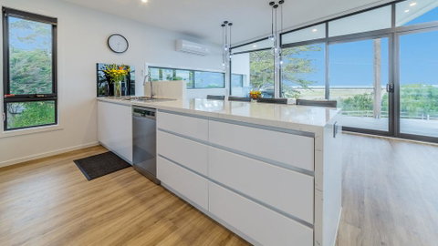 SWEEPING VIEWS - FREE WIFI & NETFLIX - PET FRIENDLY (OUTSIDE ONLY) - Accommodation Whitsundays 3