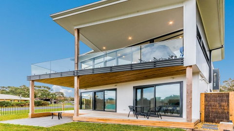 SWEEPING VIEWS - FREE WIFI & NETFLIX - PET FRIENDLY (OUTSIDE ONLY) - Accommodation Whitsundays 1