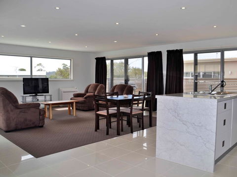 170 Hazards View - Unit 1 - Accommodation Whitsundays 2