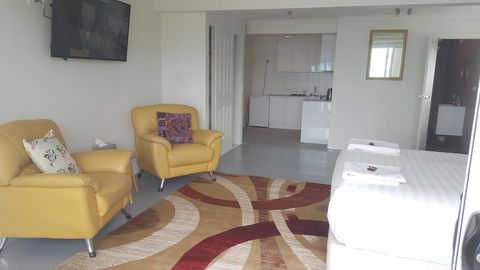 AppleBay Guest House - Accommodation Whitsundays 0