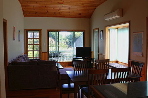 Hazards Beach House - Accommodation Whitsundays 8