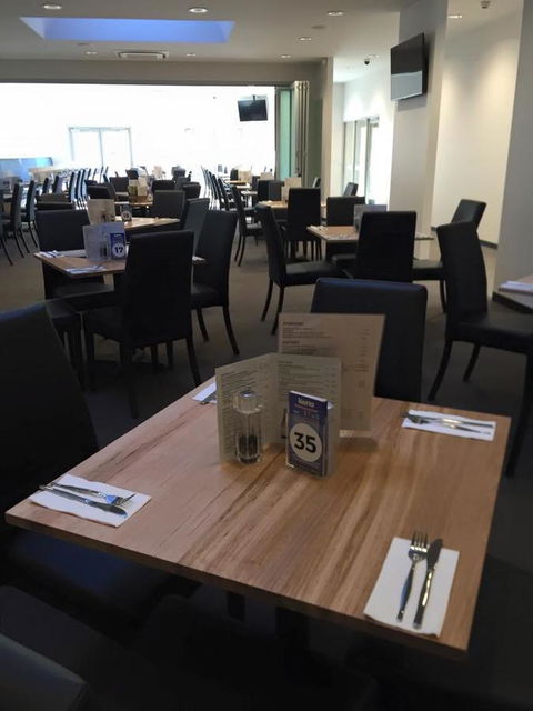 Risdon Brook Hotel - Accommodation Whitsundays 2