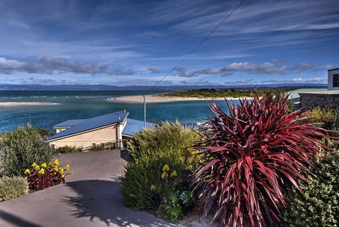 The Strand ~ On The Edge Of The Beach - Accommodation Whitsundays 1