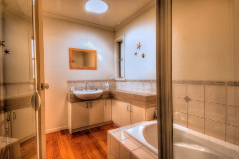 The Strand ~ On The Edge Of The Beach - Accommodation Whitsundays 9