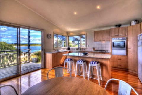 The Strand ~ On The Edge Of The Beach - Accommodation Whitsundays 6