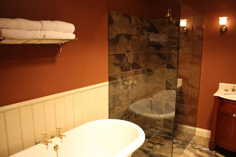 The Tasmanian Inn - Accommodation Whitsundays 12