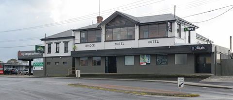 Bridge Hotel - Accommodation Whitsundays 0