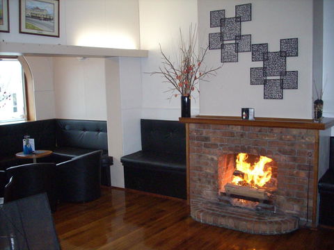 Bridge Hotel - Accommodation Whitsundays 17