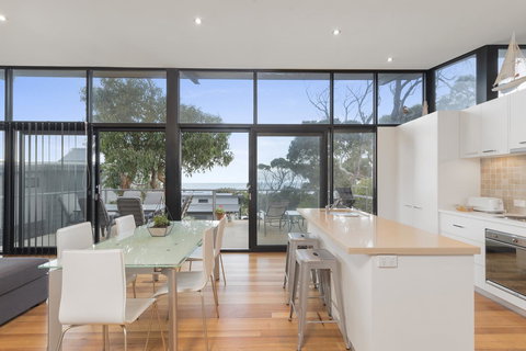 Ocean View Treetops Retreat - Accommodation Whitsundays 12