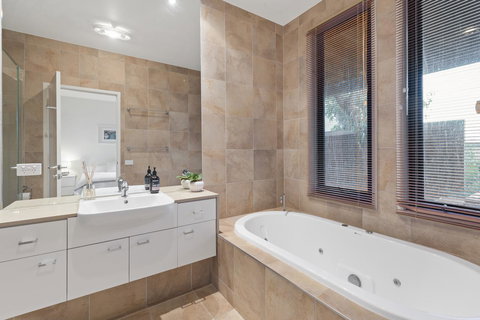 Ocean View Treetops Retreat - Accommodation Whitsundays 13