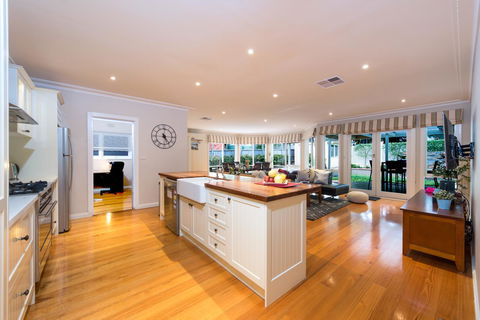Lovely 5BR Full House In Glen Waverley, Walk To Train, Bus & Shops - Accommodation Whitsundays 3