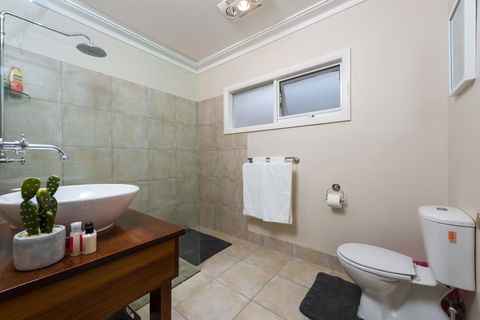 Lovely 5BR Full House In Glen Waverley, Walk To Train, Bus & Shops - Accommodation Whitsundays 6