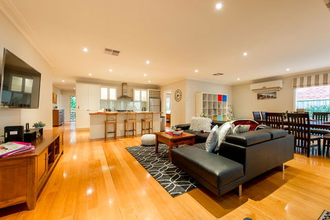 Lovely 5BR Full House In Glen Waverley, Walk To Train, Bus & Shops - Accommodation Whitsundays 1