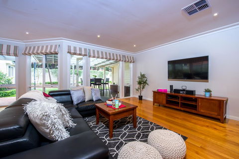 Lovely 5BR Full House In Glen Waverley, Walk To Train, Bus & Shops - Accommodation Whitsundays 15