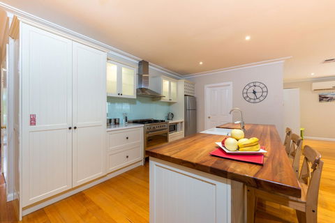 Lovely 5BR Full House In Glen Waverley, Walk To Train, Bus & Shops - Accommodation Whitsundays 2
