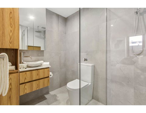 Boutique Apartment In Quiet, Sought-after Suburb - Accommodation Whitsundays 5