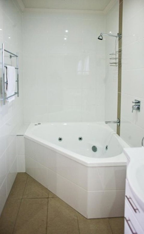 Coachman Motel And Holiday Units - Accommodation Whitsundays 3