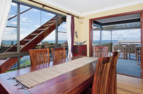 THE BOARDROOM ON BANKSIA - 11 Banksia Ave Bonny Hills - Accommodation Whitsundays 2