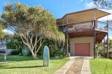 THE BOARDROOM ON BANKSIA - 11 Banksia Ave Bonny Hills - Accommodation Whitsundays 1