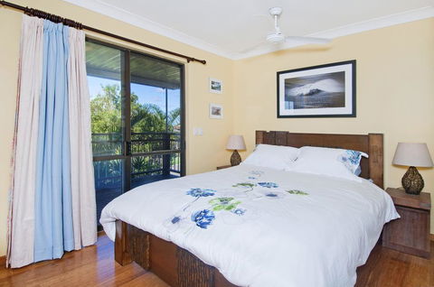 THE BOARDROOM ON BANKSIA - 11 Banksia Ave Bonny Hills - Accommodation Whitsundays 3