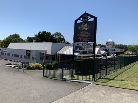 The Oaks Hotel Motel - Accommodation Whitsundays 0