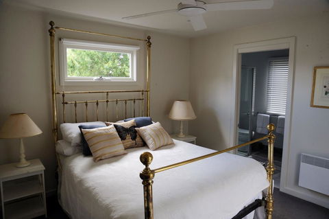 The Red Feather Inn - Accommodation Whitsundays 0