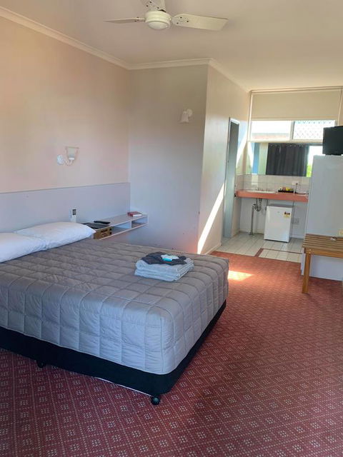 The Royal Motel - Accommodation Whitsundays 0